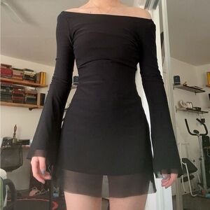 Off the shoulder backless flare sleeve dress